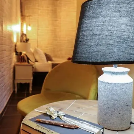 Irida Cozy House Center